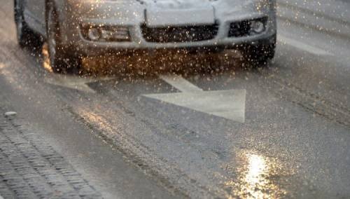 Zbog niskih temperatura moguća poledica na putevima