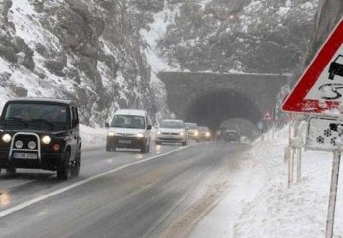 Zbog niskih temperatura moguća poledica na svim putnim pravcima
