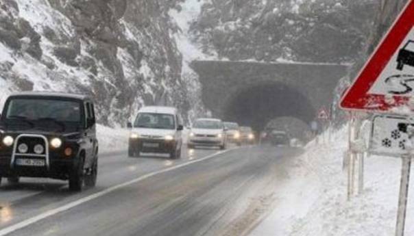 Zbog niskih temperatura moguća poledica na svim putnim pravcima