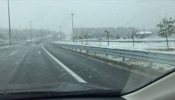 Zbog niskih temperatura vozači se upozoravaju na moguću poledicu