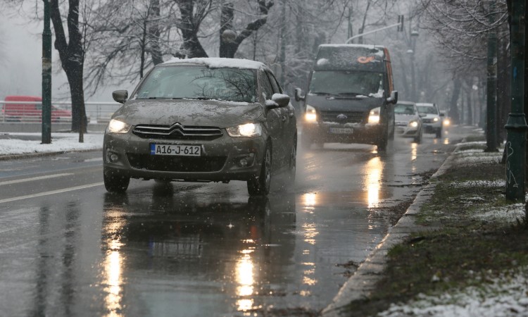 Zbog niskih temperatura vozačima preporuka da vozilo pripreme za zimske uvjete
