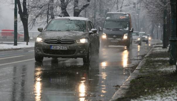 Zbog niskih temperatura vozačima preporuka da vozilo pripreme za zimske uvjete