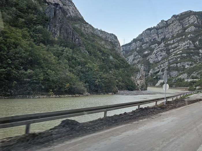 Zbog obilnih kiša u Konjicu i Jablanici sve službe na terenu, zasad nema ugroženih objekata