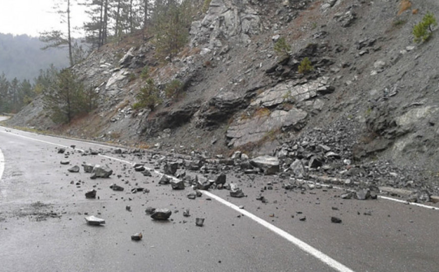 Zbog odrona otežan saobraćaj na putu Bugojno - Kupres