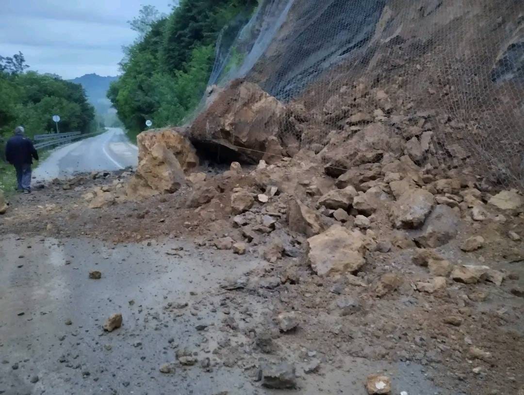 Zbog odrona usporeno saobraćanje na putu Teočak-Sapna kod Sniježnice