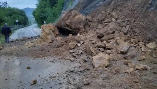 Zbog odrona usporeno saobraćanje na putu Teočak-Sapna kod Sniježnice