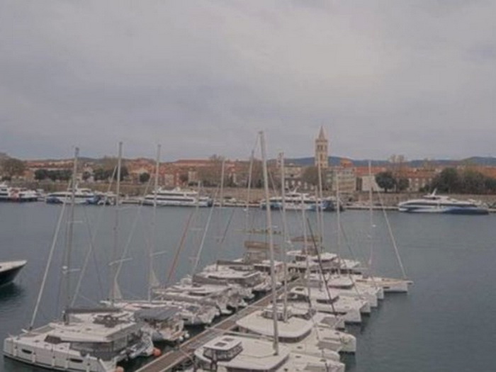 Zbog orkanske bure zatvoreni putevi i trajektne linije na hrvatskom primorju