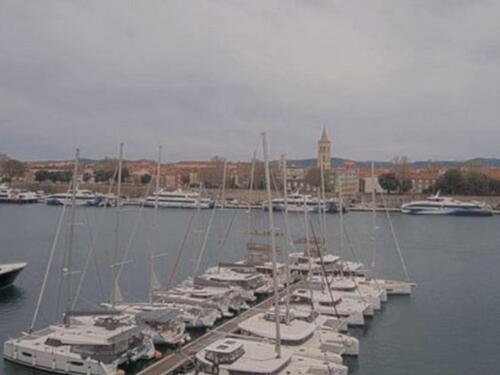 Zbog orkanske bure zatvoreni putevi i trajektne linije na hrvatskom primorju