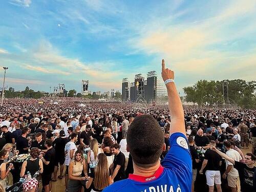 Zbog ove fotografije s Thompsonovog koncerta je rukometaš dobio otkaz u Srbiji