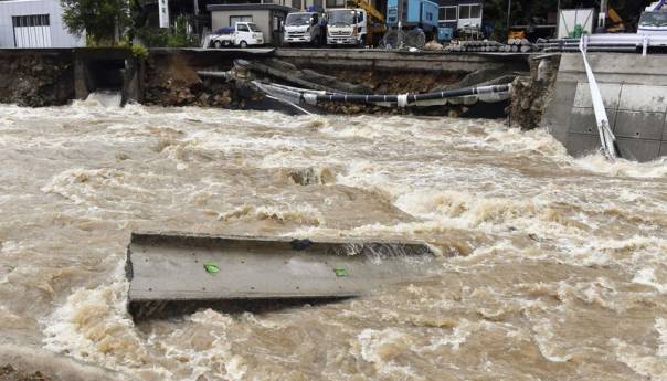 Zbog poplava i klizišta japanska vlast pozvala na evakuaciju 1,4 miliona ljudi