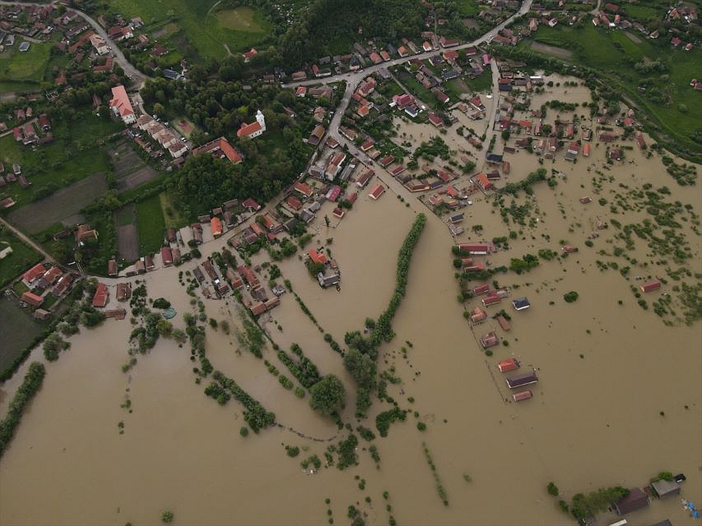 Zbog poplava u Rumuniji evakuisano oko 400 ljudi