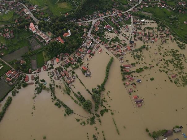 Zbog poplava u Rumuniji evakuisano oko 400 ljudi