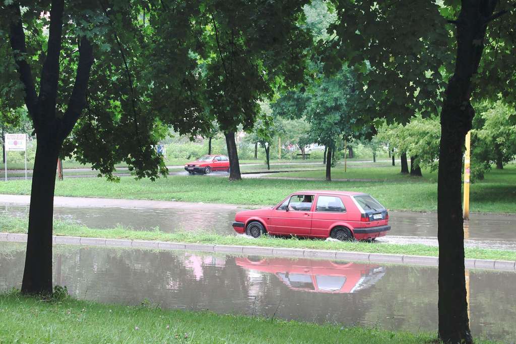 Zbog povremeno jakih pljuskova otežano saobraćanje na većini putnih pravaca