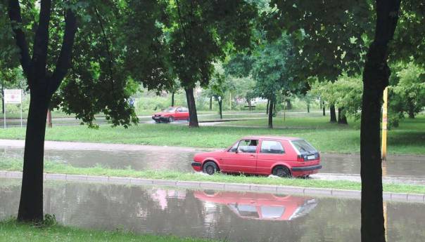 Zbog povremeno jakih pljuskova otežano saobraćanje na većini putnih pravaca