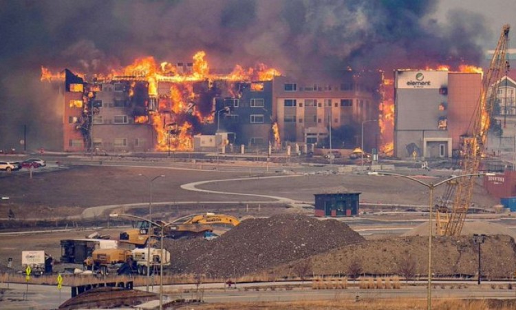 Zbog požara evakuirano desetine hiljada stanovnika u Coloradu
