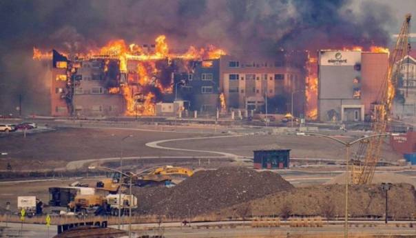 Zbog požara evakuirano desetine hiljada stanovnika u Coloradu