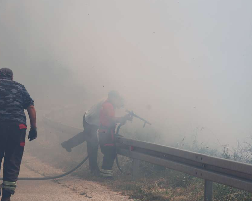 Zbog požara kod Mostara zatvoren put Rujište - Borke