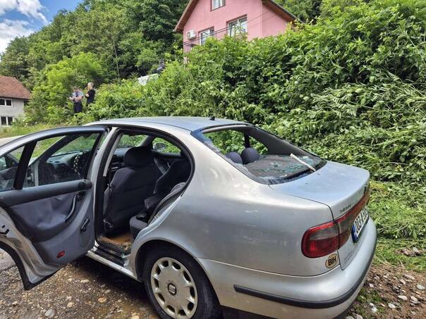 Zbog pucanja vodovodne cijevi Goraždanki uništen automobil