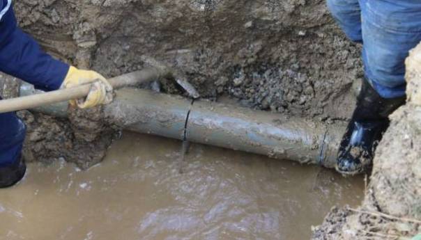 Zbog puknuća velike cijevi na ulazu u Mostar moguća obustava vodosnabdijevanja