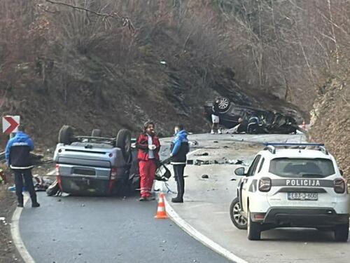 Zbog saobraćajne nezgode na Komaru saobraćaj potpuno obustavljen