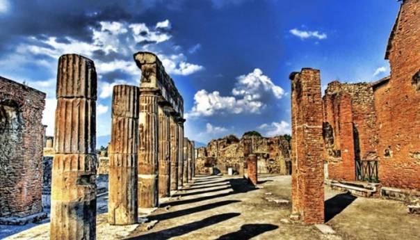 Zbog selfieja na Pompejima turistkinji prijeti kazna od 3000 eura