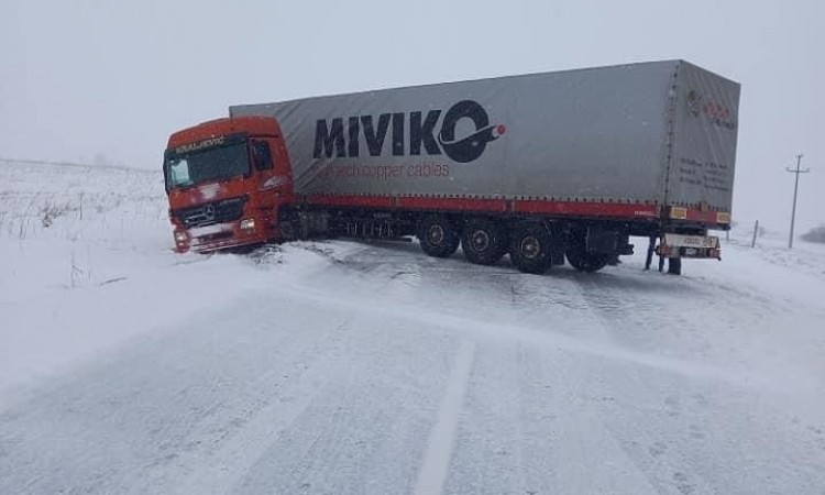 Zbog slijetanja tegljača blokirana prometnica Šujica -Kupres