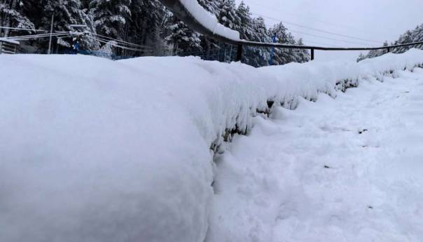 Zbog snijega i leda na kolovozu obustavljen saobraćaj na planinskom prevoju Rogoj