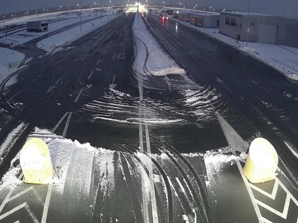 Zbog snijega na autoputevima RS obustava za sva teretna vozila