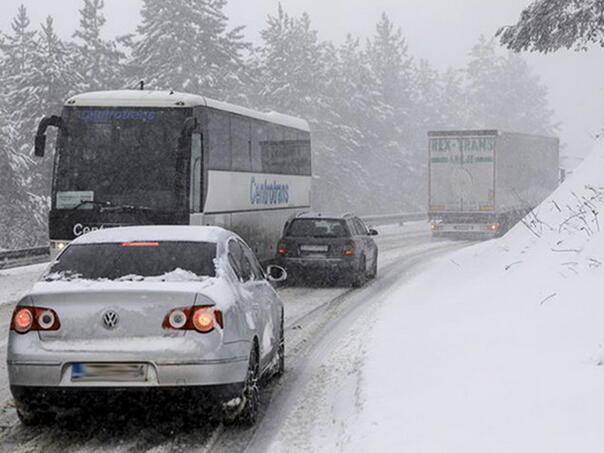 Zbog snijega na pojedinim dionicama u višim predjelima saobraća se usporeno