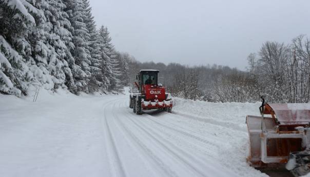 Zbog snijega na putevima vozite maksimalno oprezno
