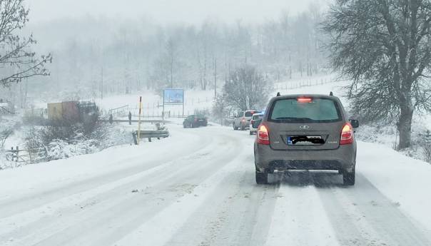 Zbog snijega na Romaniji obustavljen saobraćaj za kamione