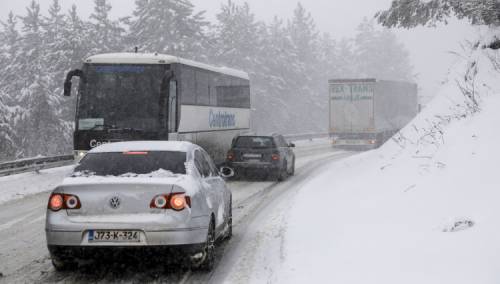 Zbog snijega obustavljen saobraćaj za teretna vozila na Romaniji