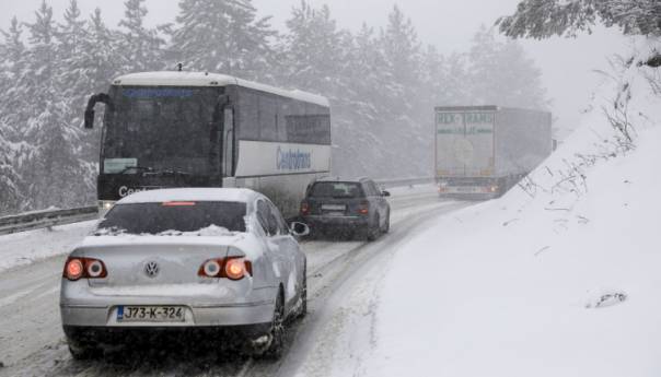 Zbog snijega obustavljen saobraćaj za teretna vozila na Romaniji
