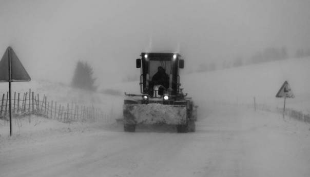 Zbog snijega obustavljen saobraćaj za teretna vozila preko Romanije