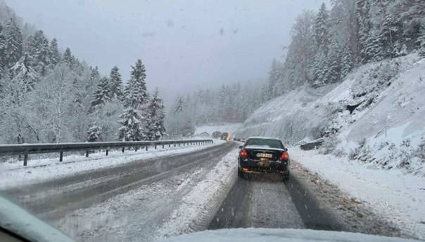 Zbog snijega otežano saobraćanje na Nišićima i Karauli