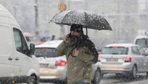 Zbog snijega saobraća se sporije, kolovozi zaleđeni i klizavi
