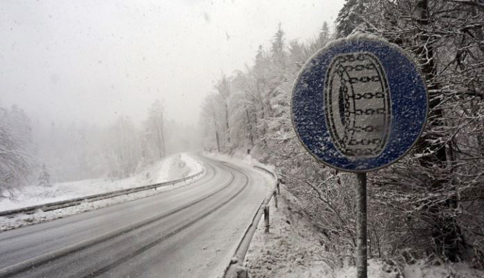 Zbog sniježnih padavina usporeno saobraćanje u višim predjelima