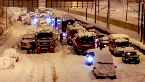 Zbog snježne oluje u Atini desetine vozača noć proveli na autoputu