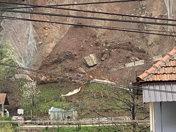 Zbog većeg odrona u mjestu Nemila saobraća se jednom trakom naizmjenično