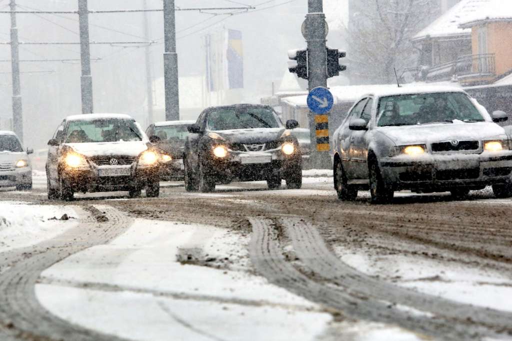 Zbog većih količina snijega obustavljen saobraćaj na pojedinim putevima