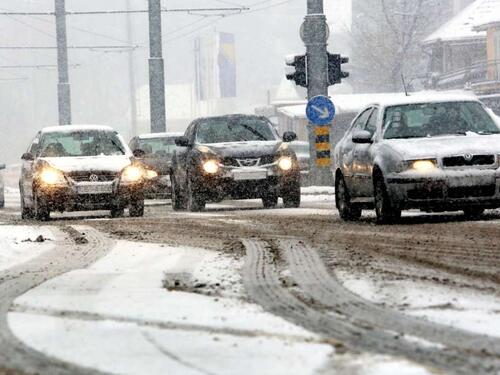 Zbog većih količina snijega obustavljen saobraćaj na pojedinim putevima