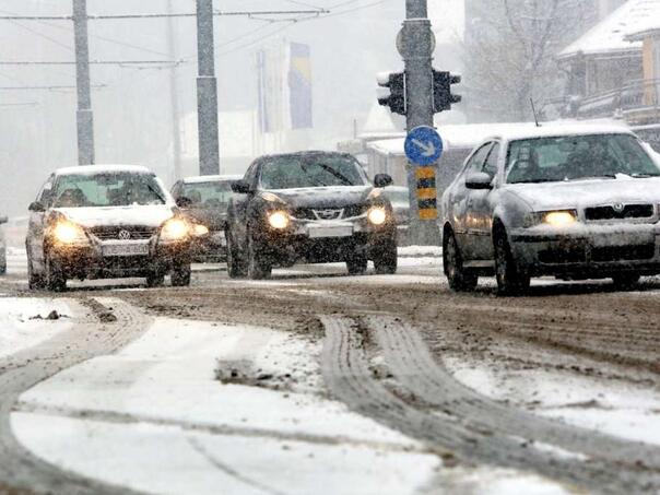 Zbog većih količina snijega obustavljen saobraćaj na pojedinim putevima