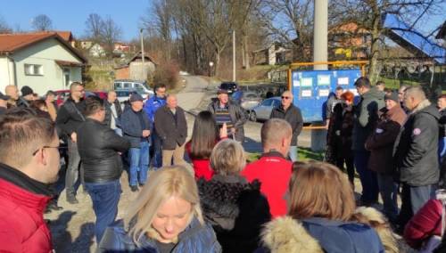 Zbog višednevnih nestanaka struje, protest građana naselja oko Tuzle