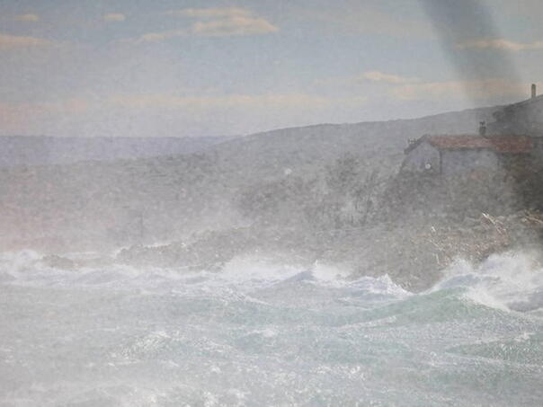 Zbog vjetra dio Jadranske magistrale otvoren samo za osobna vozila