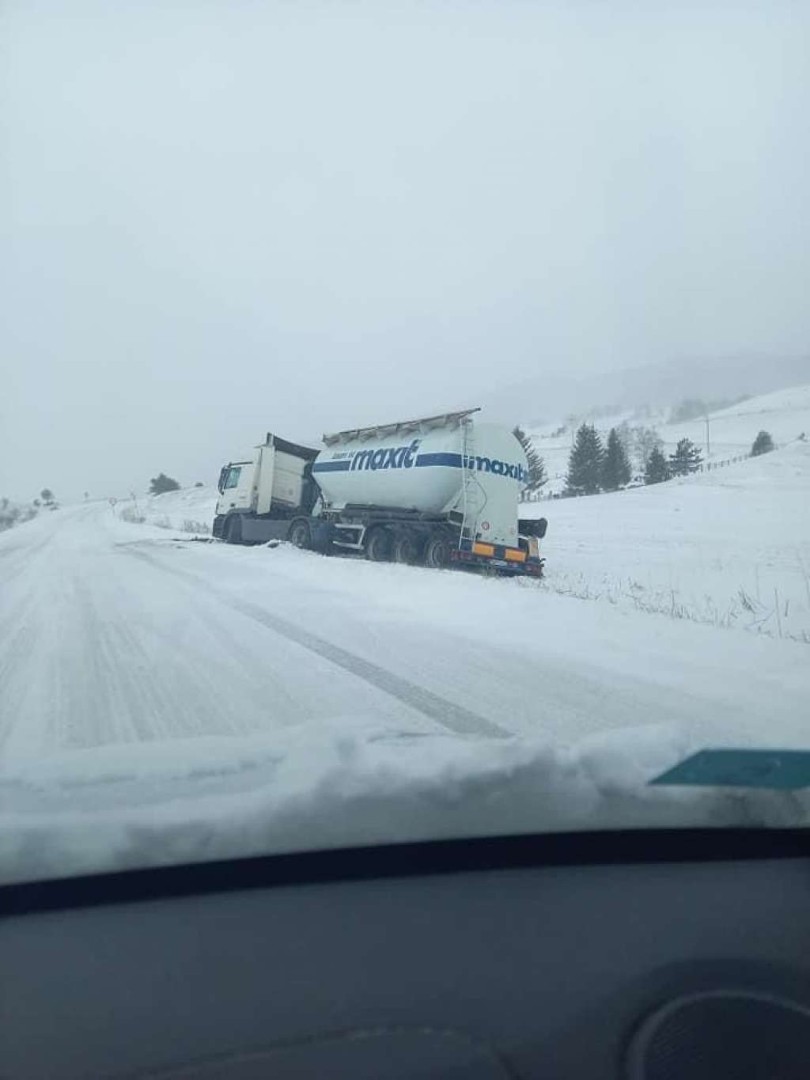 Zbog zimskih uvjeta kamioni s prikolicom i šleperi ne voze preko GP Izačić