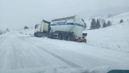 Zbog zimskih uvjeta kamioni s prikolicom i šleperi ne voze preko GP Izačić