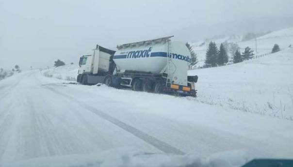 Zbog zimskih uvjeta kamioni s prikolicom i šleperi ne voze preko GP Izačić