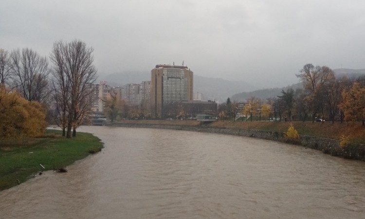 ZDK: Kiša još pada, ali opada vodostaj Bosne koja se potpuno vratila u korito