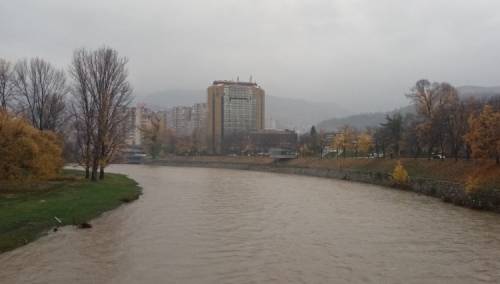 ZDK: Kiša još pada, ali opada vodostaj Bosne koja se potpuno vratila u korito