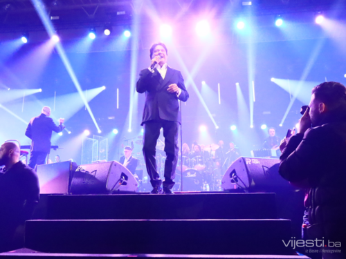 Zdravko Čolić u Sarajevu: Puna Zetra uživa u hitovima